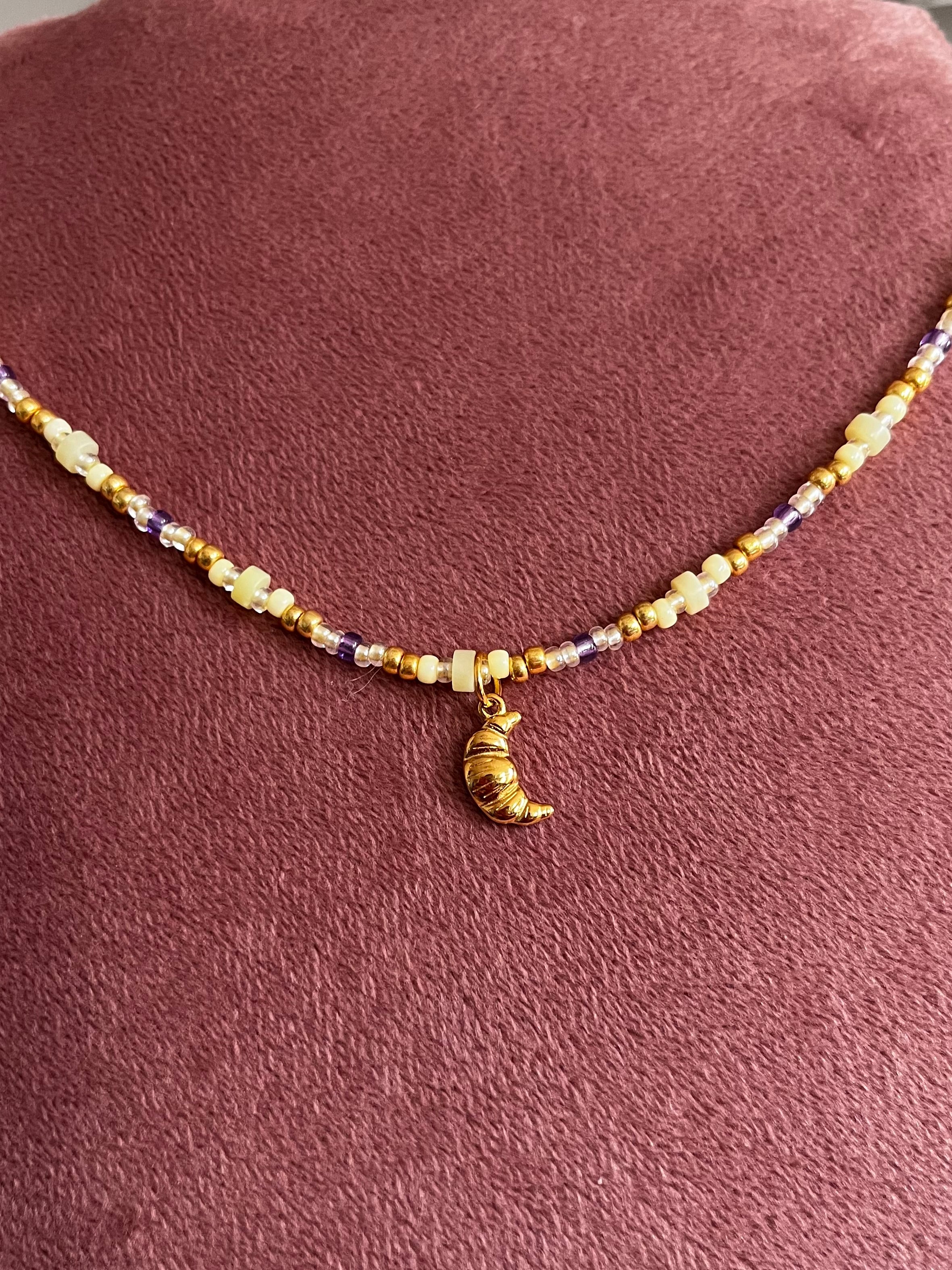 Kralenketting Lichtgeel & Paars met Croissant Bedel