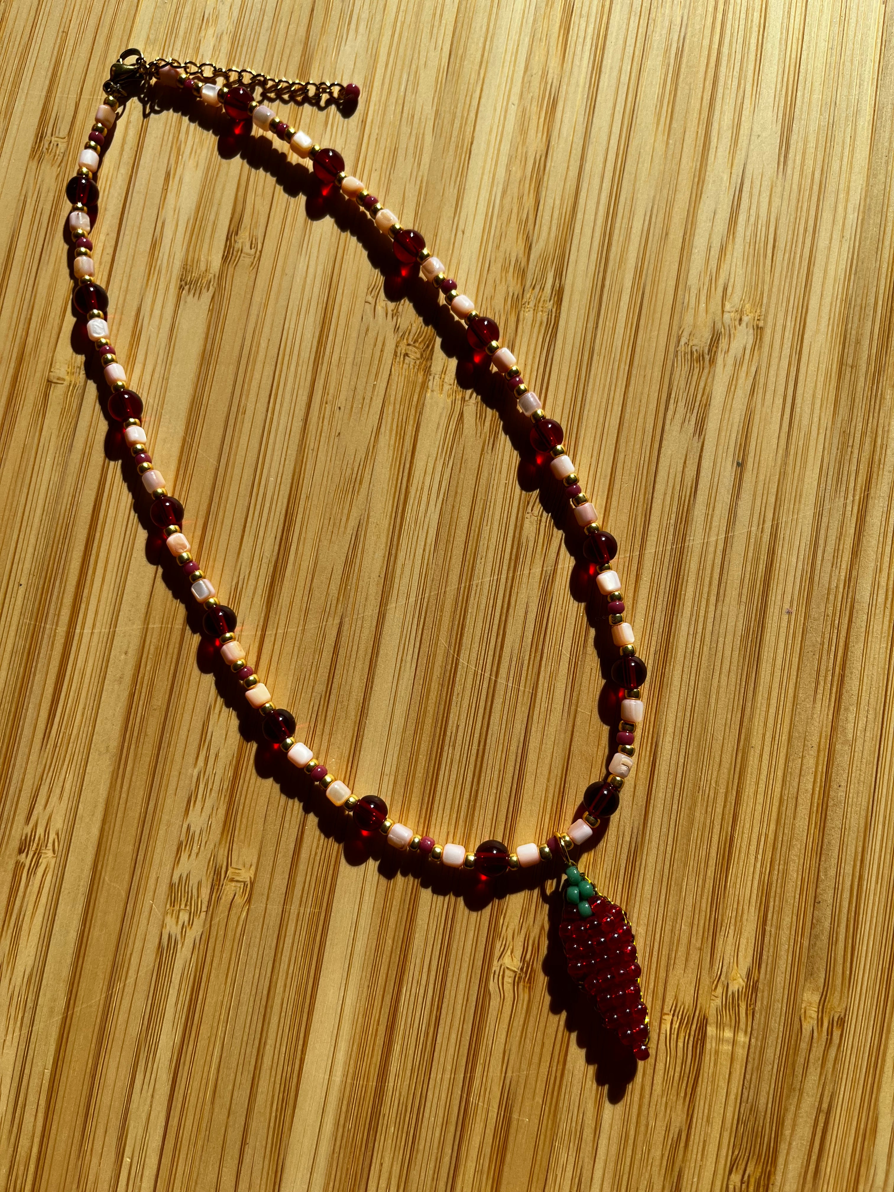 Kralenketting Lichtroze & Rood met Peper Bedel